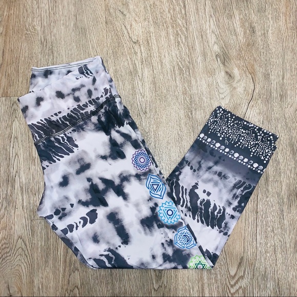 Onzie | Graphic Crop Leggings - Picture 5 of 8